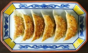 おいしそうな焼き餃子の写真